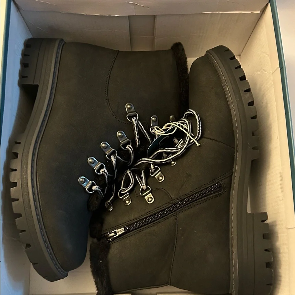 Cliff By White Mountain Woman’s Tie Up Boots Size 9  NIB